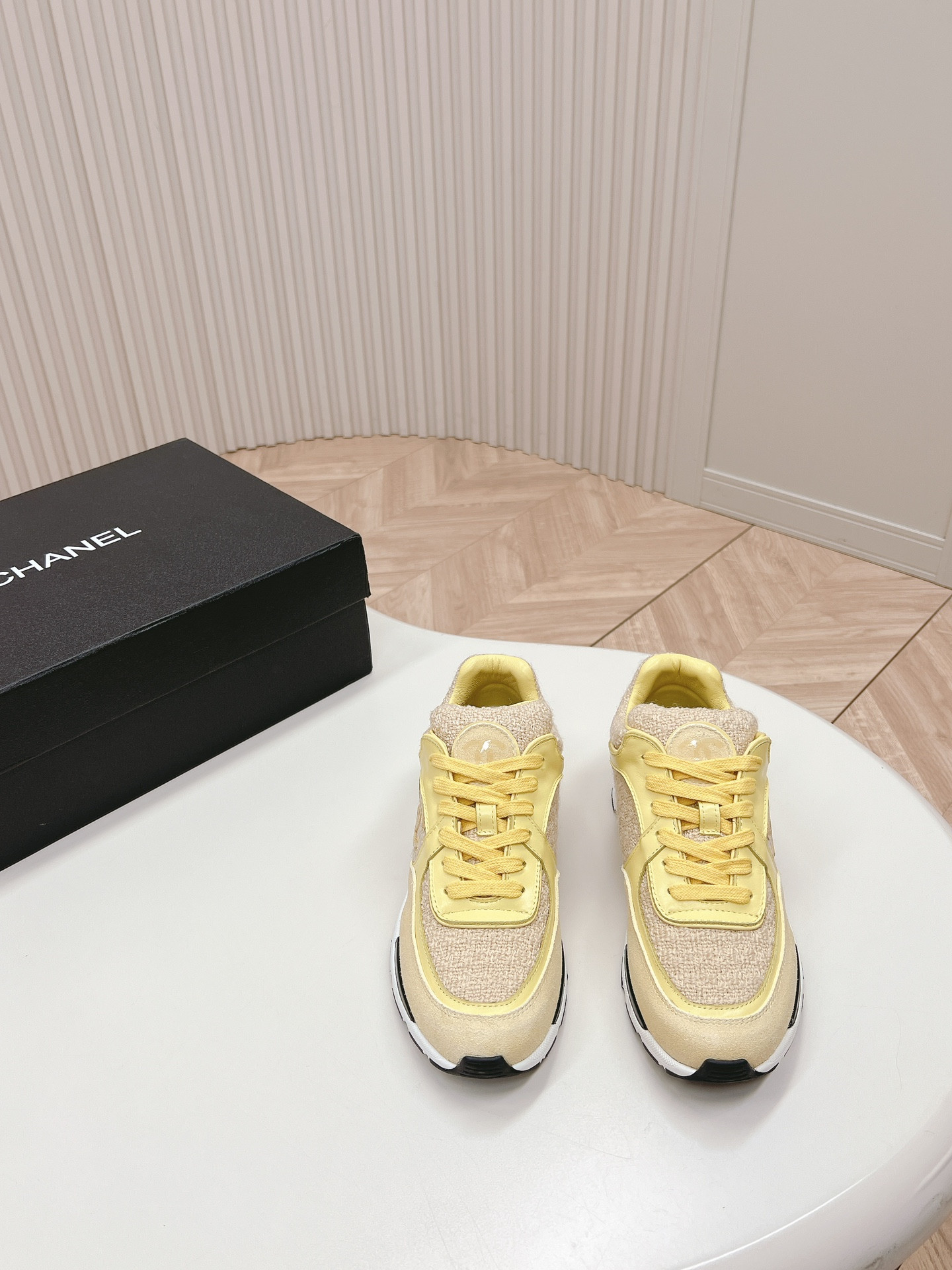 UA Ch**el SNEAKER