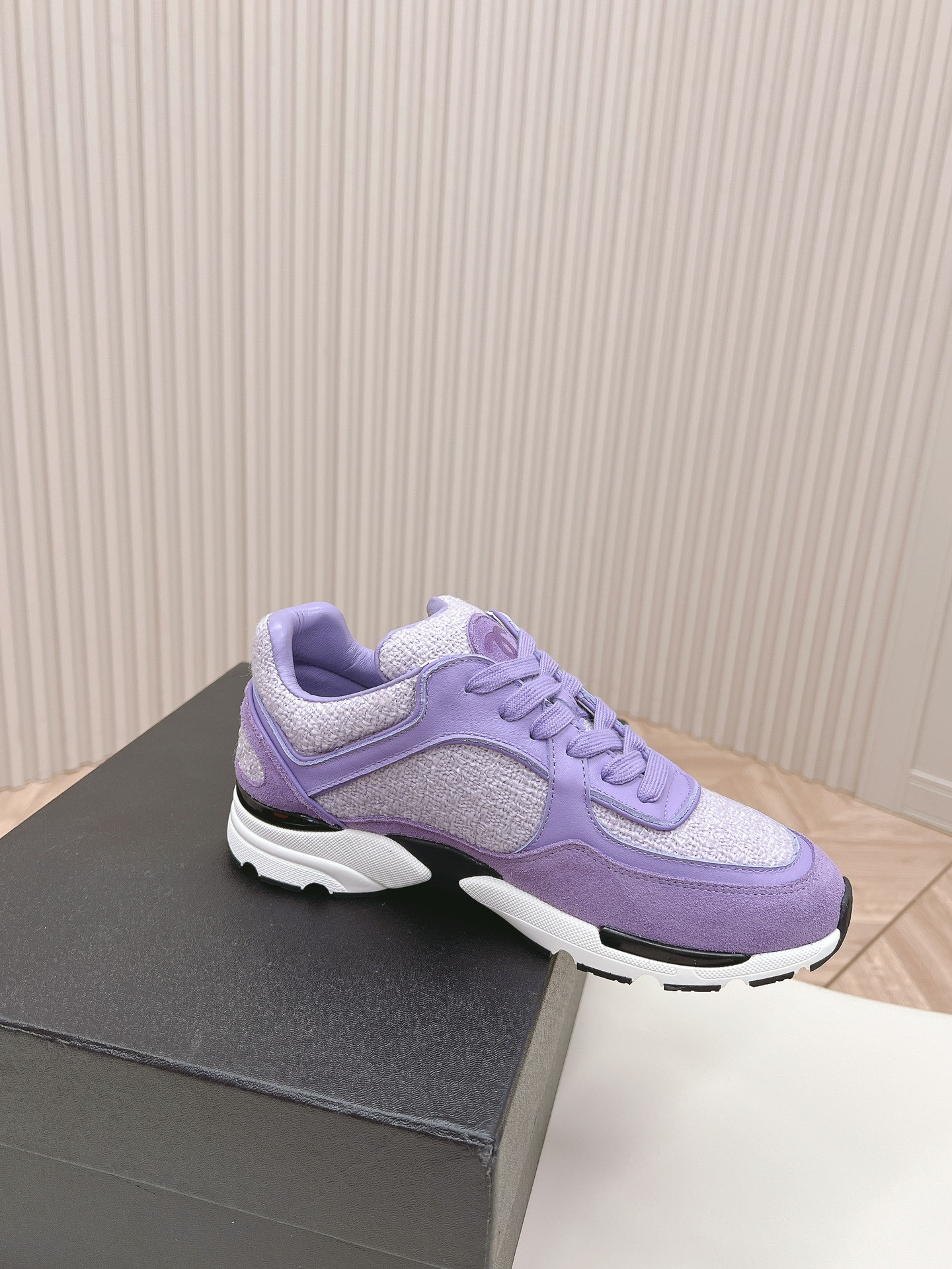 UA Ch**el SNEAKER