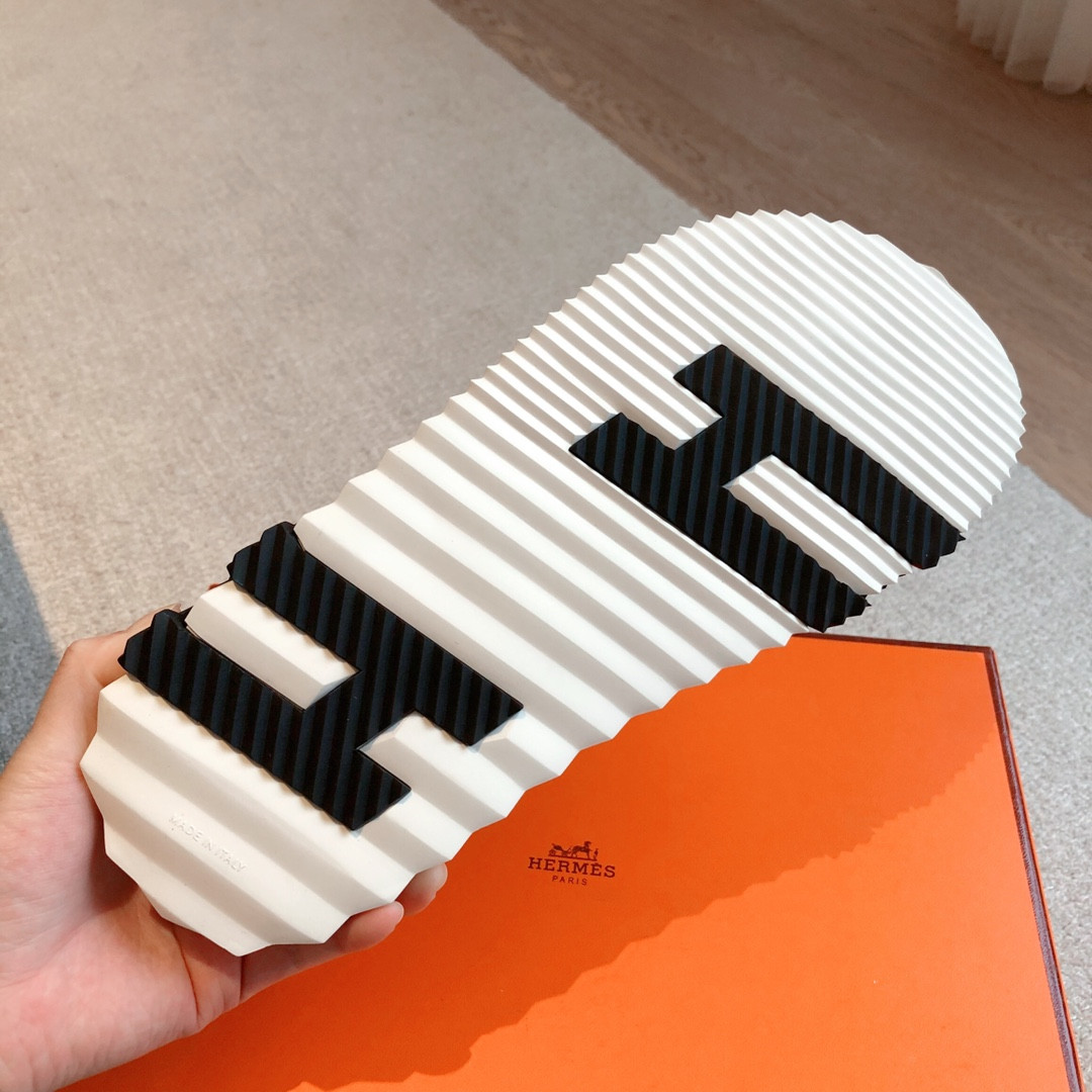 UA H**me5 Electric sandal