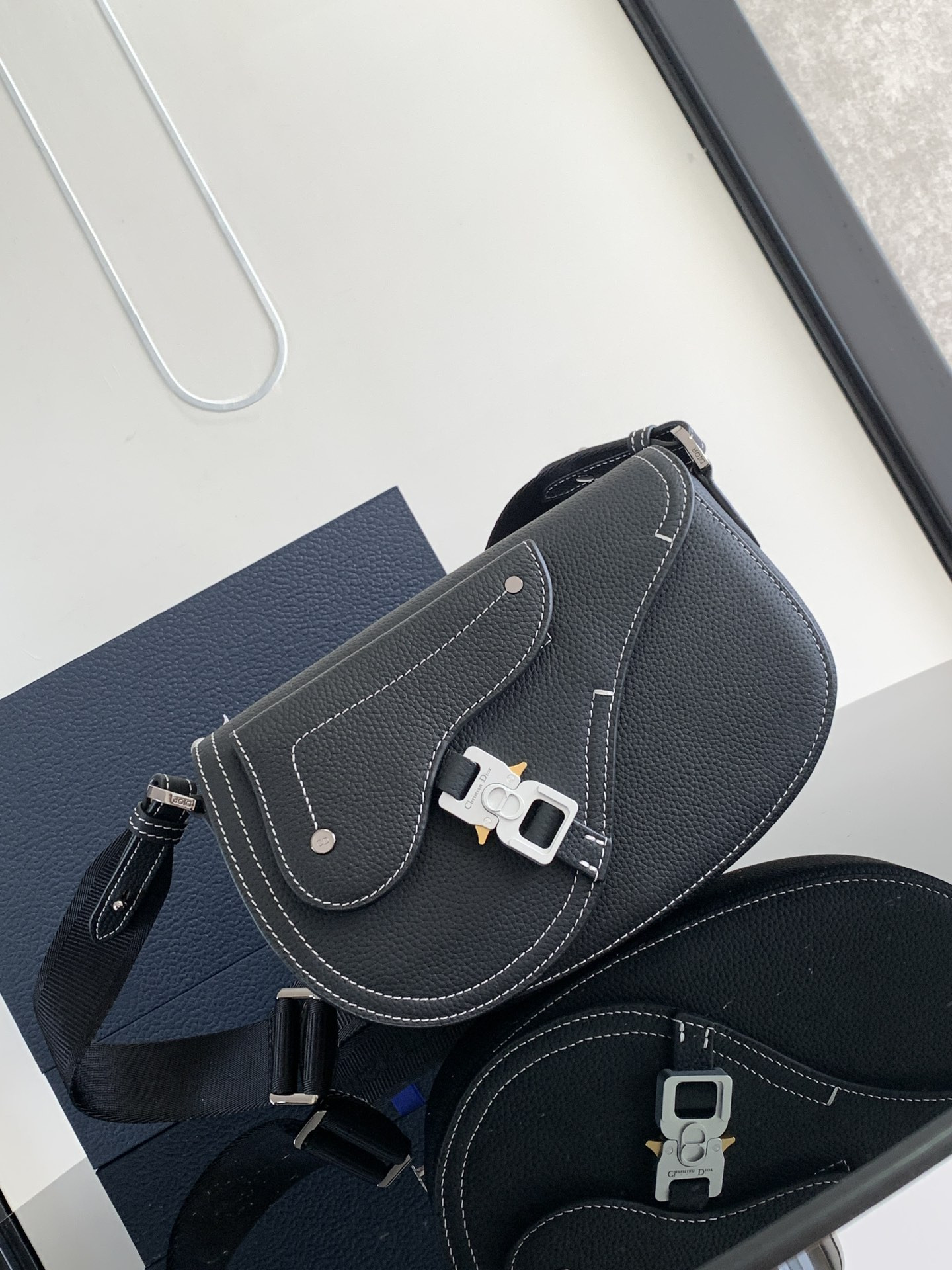 D10r Saddle Messenger Bag 24 x 16.5 x 5.5 cm