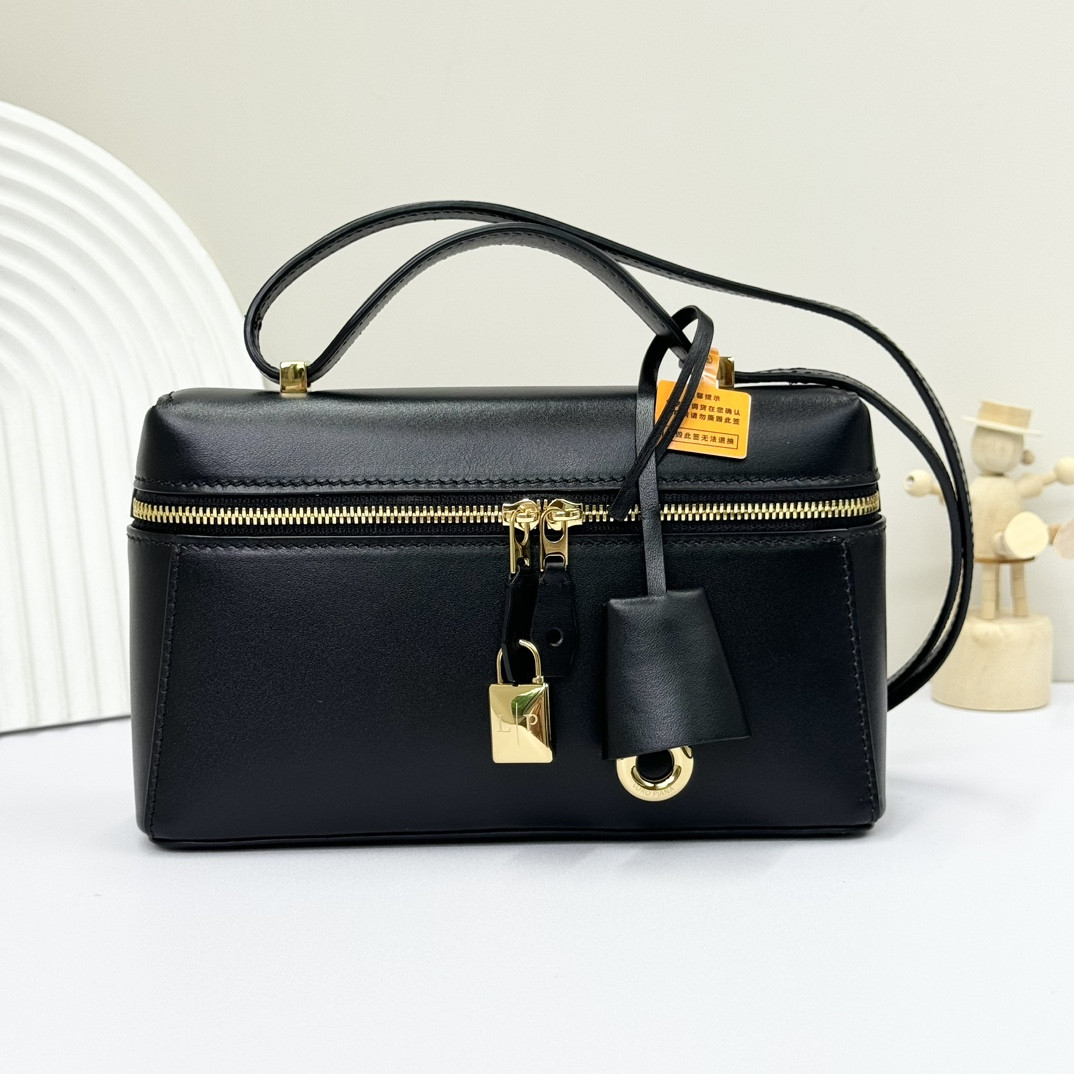 L0r0 P1ana extra pocket l23 smooth calfskin 23 x 12 x 7 cm