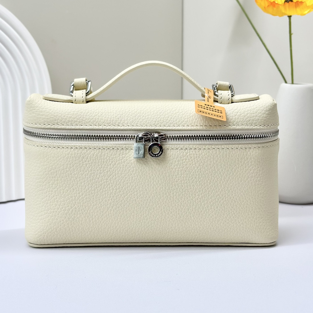 L0r0 P1ana Extra Pocket L19 Grained Calfskin 11 x 19 x 6.5 cm