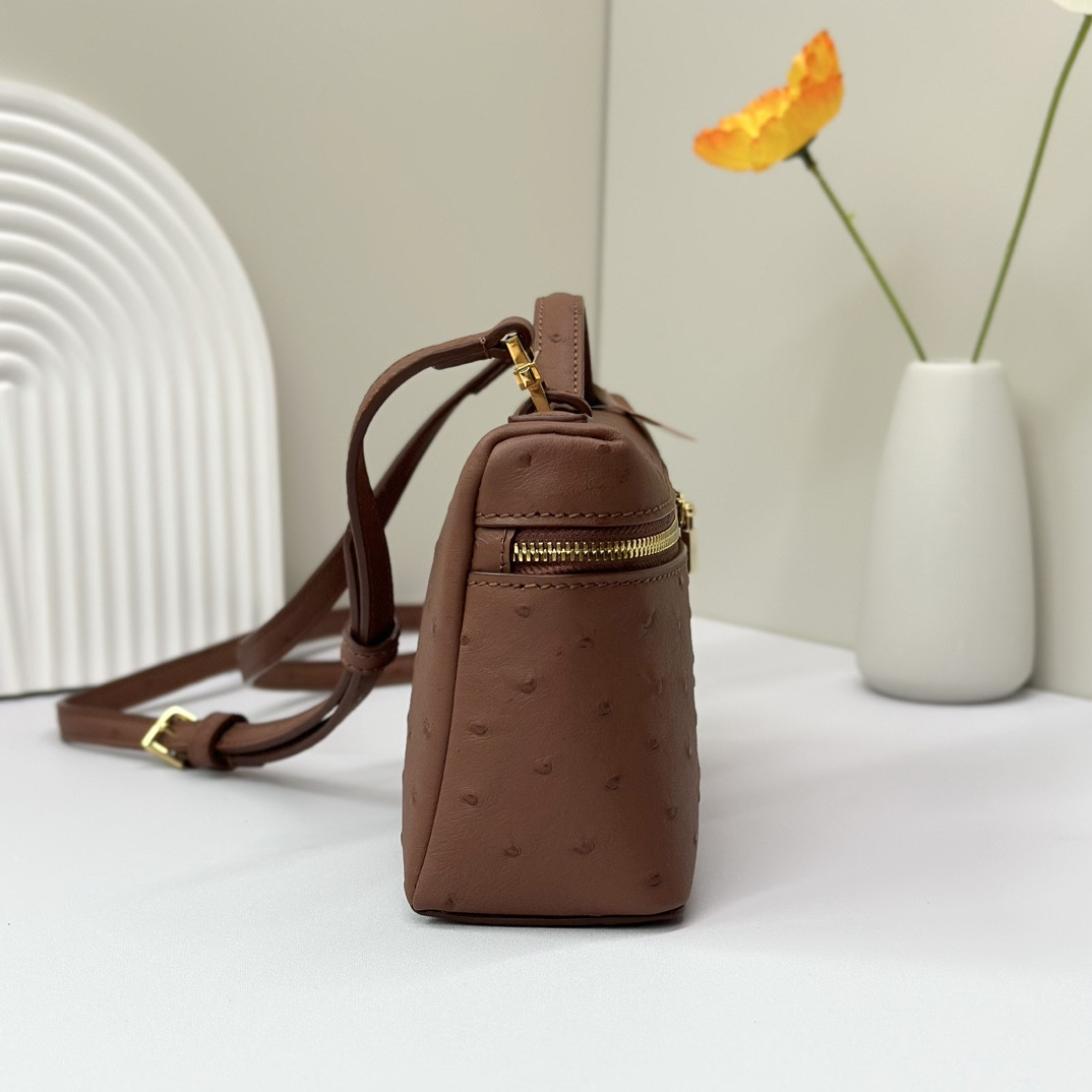 L0r0 P1ana Extra Pocket L19 Ostrich-grained Leather 11 x 19 x 6.5 cm