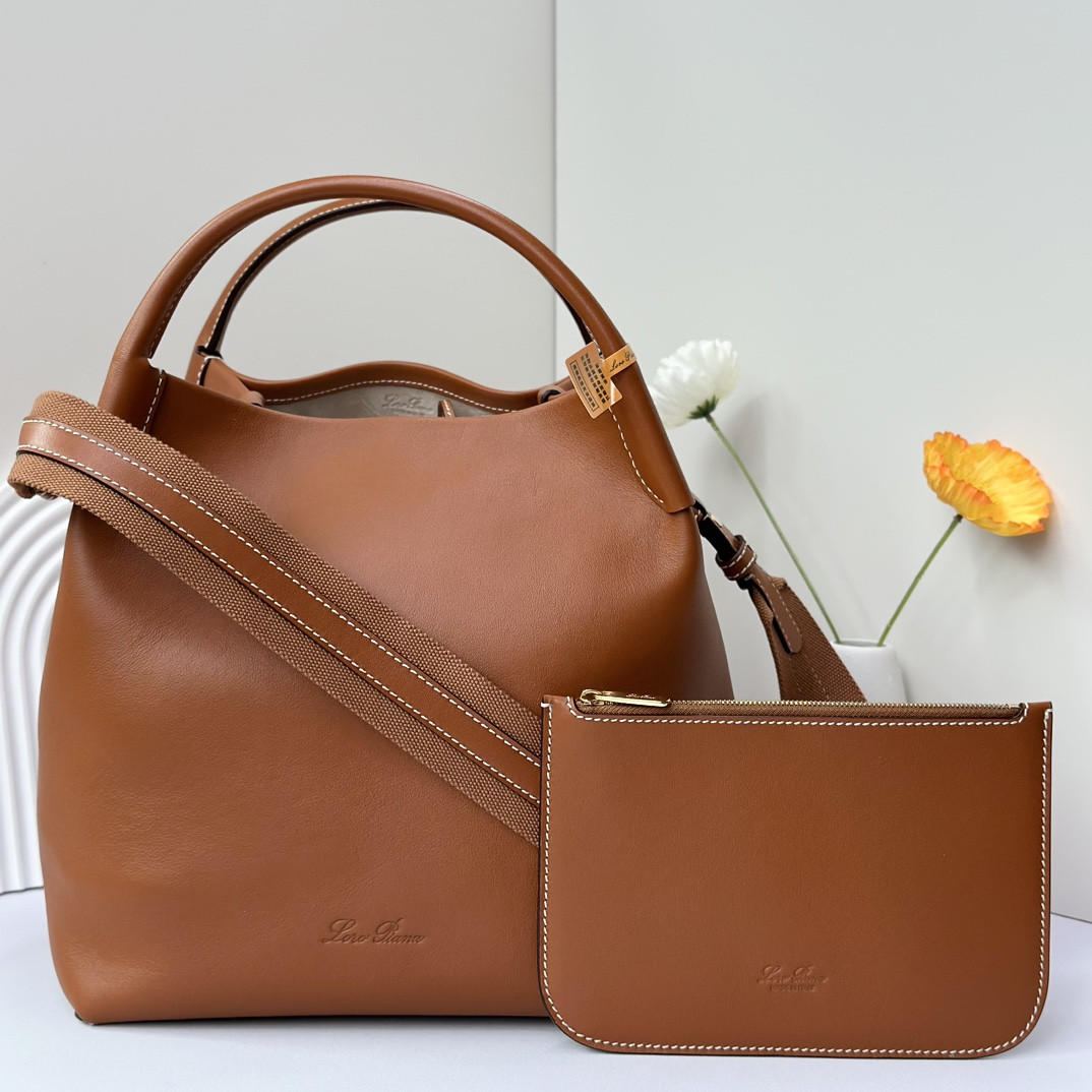 L0r0 P1ana Large Bale Bag Smooth Calfskin 24 x 20 x 27 cm