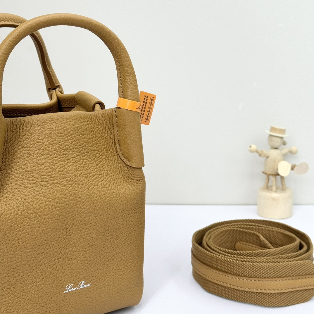 L0r0 P1ana Micro Bale Bag Grained Calfskin 23 x 16 x 14 cm