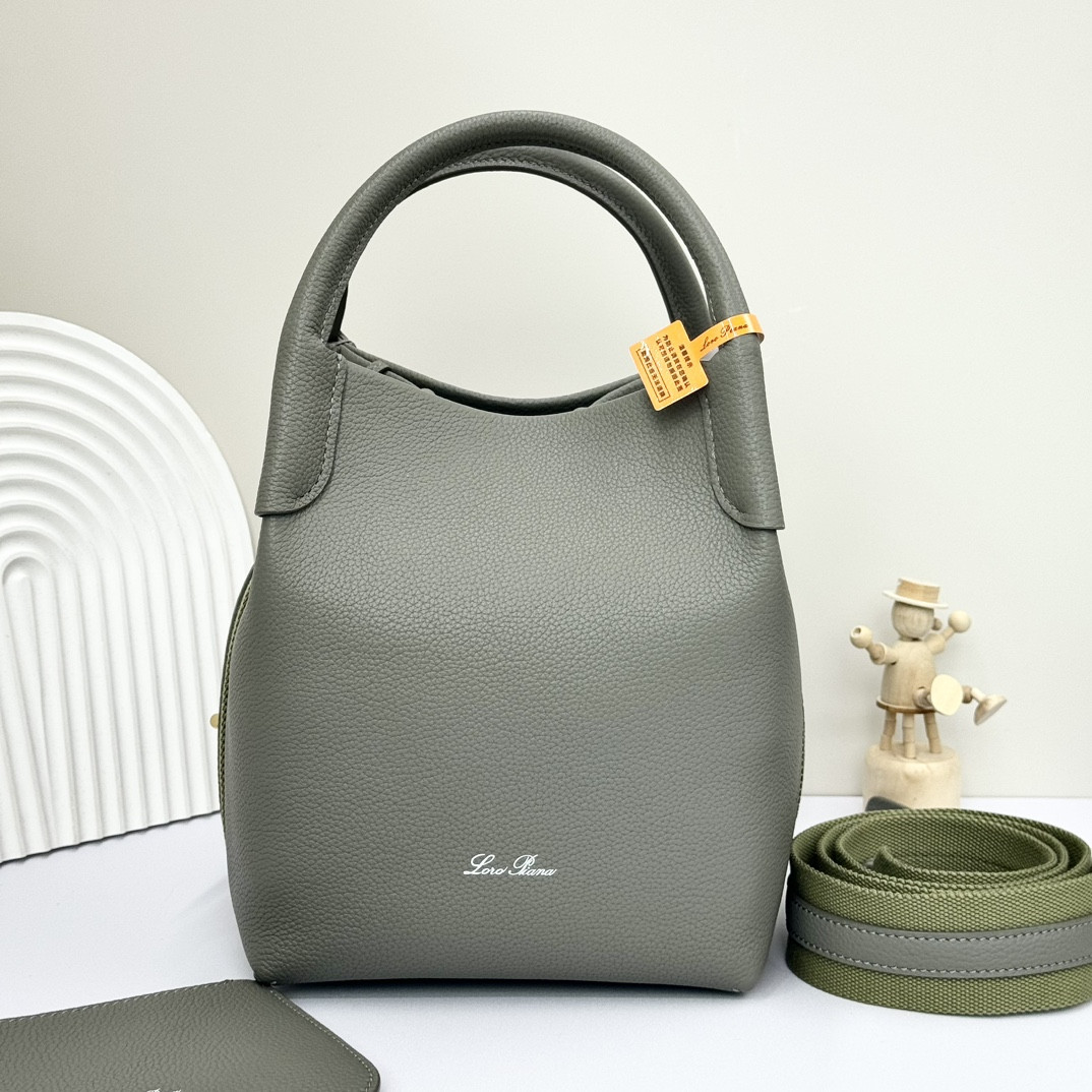 L0r0 P1ana Small Bale Bag Grained Calfskin 17 x 17 x 21 cm