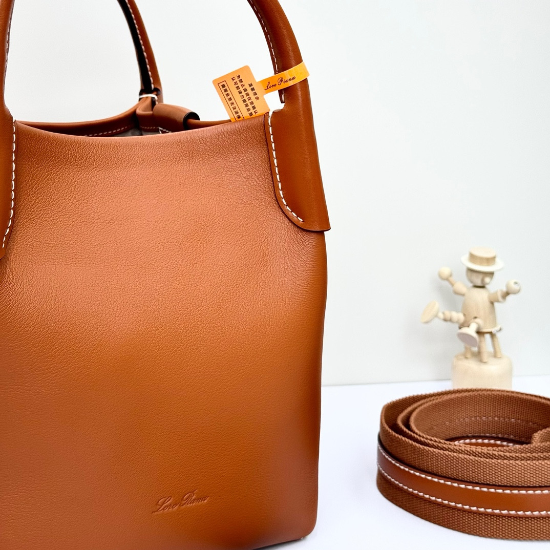 L0r0 P1ana Small Bale Bag Smooth Calfskin 17 x 17 x 21 cm