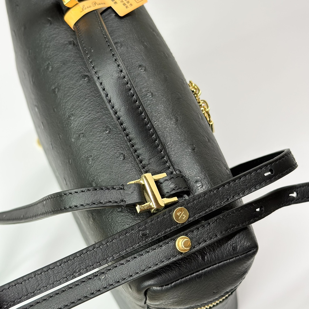 L0r0 P1ana Extra Pocket backpack L23.5 Ostrich-grained Leather 23 x 21 x 8 cm