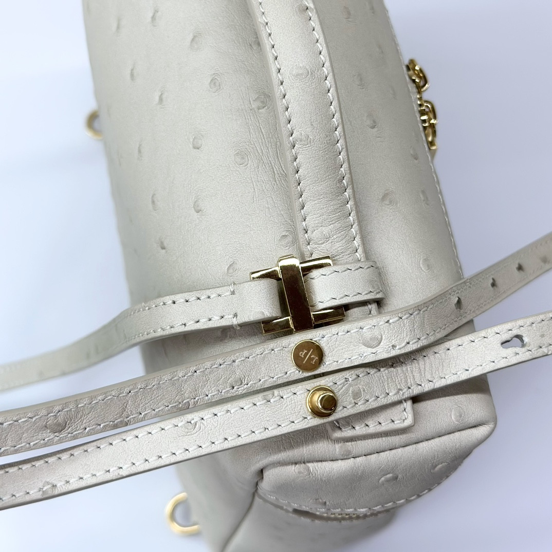 L0r0 P1ana Extra Pocket backpack L23.5 Ostrich-grained Leather 23 x 21 x 8 cm