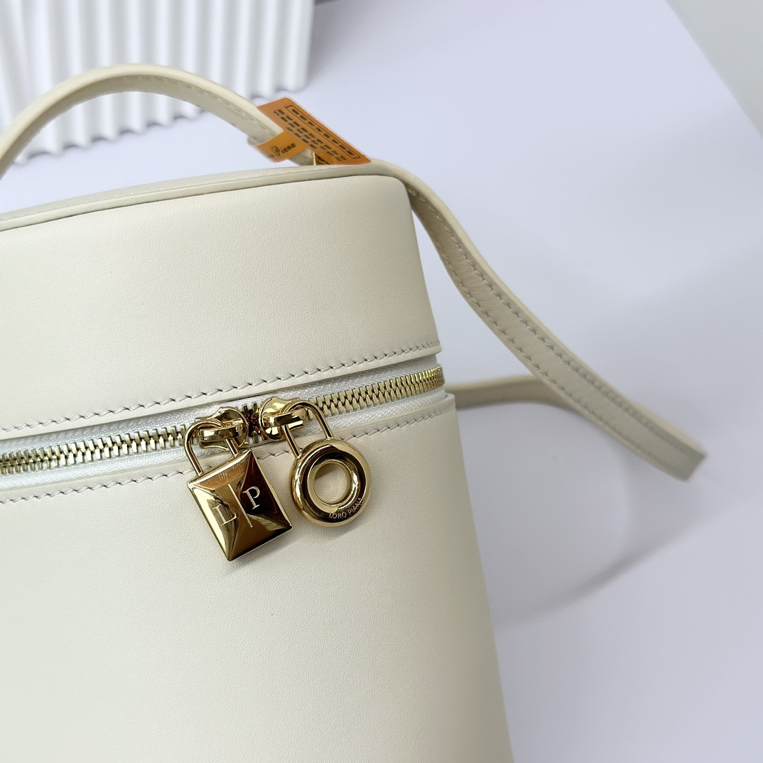 L0r0 P1ana Extra Case Smooth Calfskin 12 x16 x12cm
