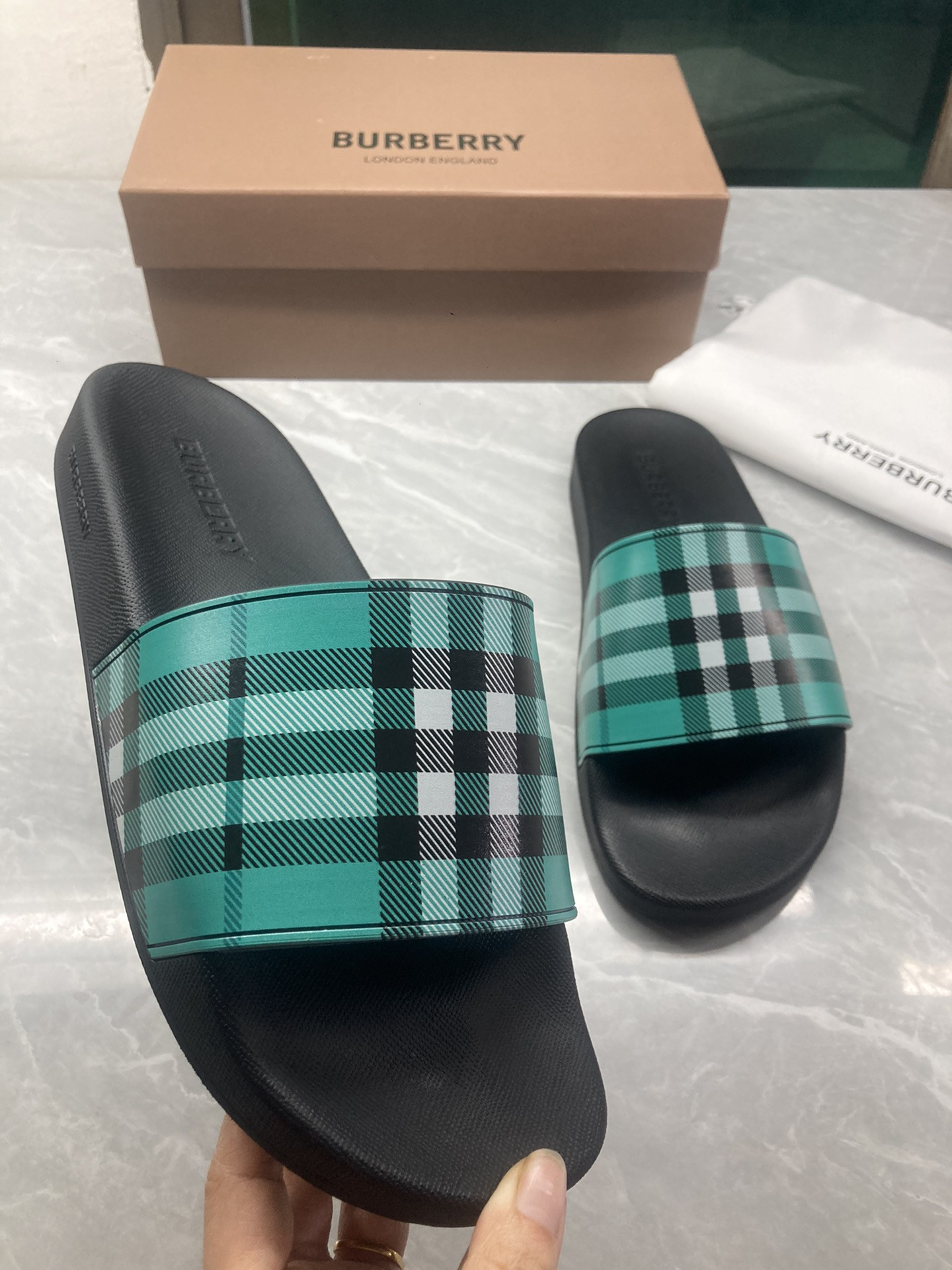 Bv*b*rry Check Slides
