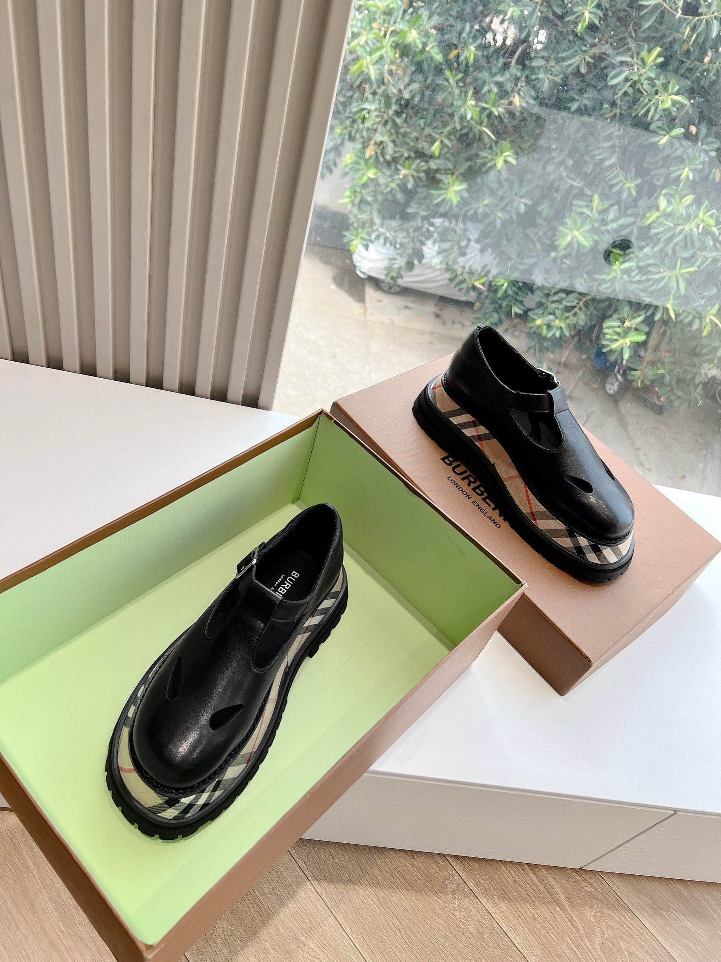 UA Bv*b*rry Check Leather Flats