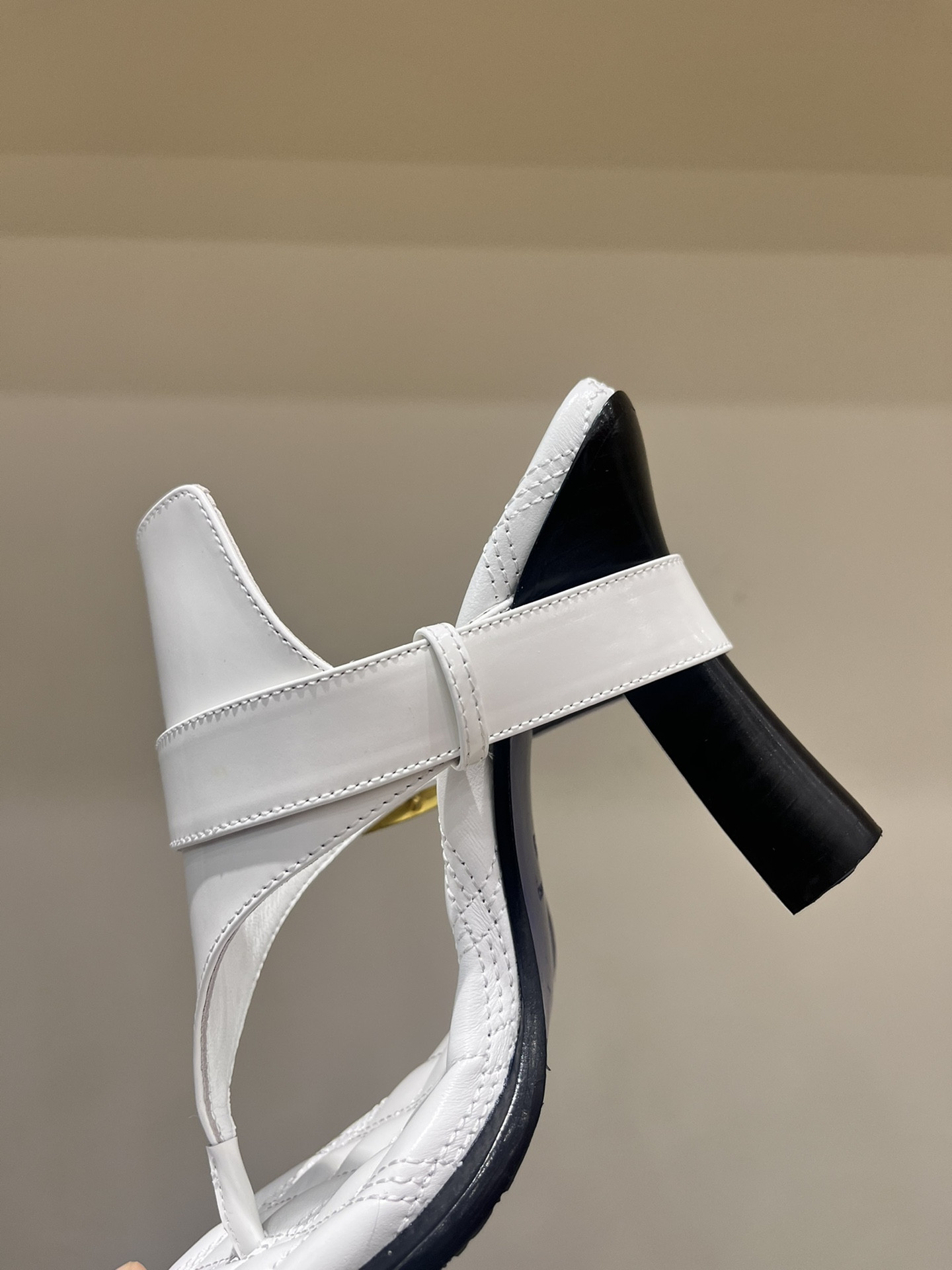 UA Bv*b*rry Slides