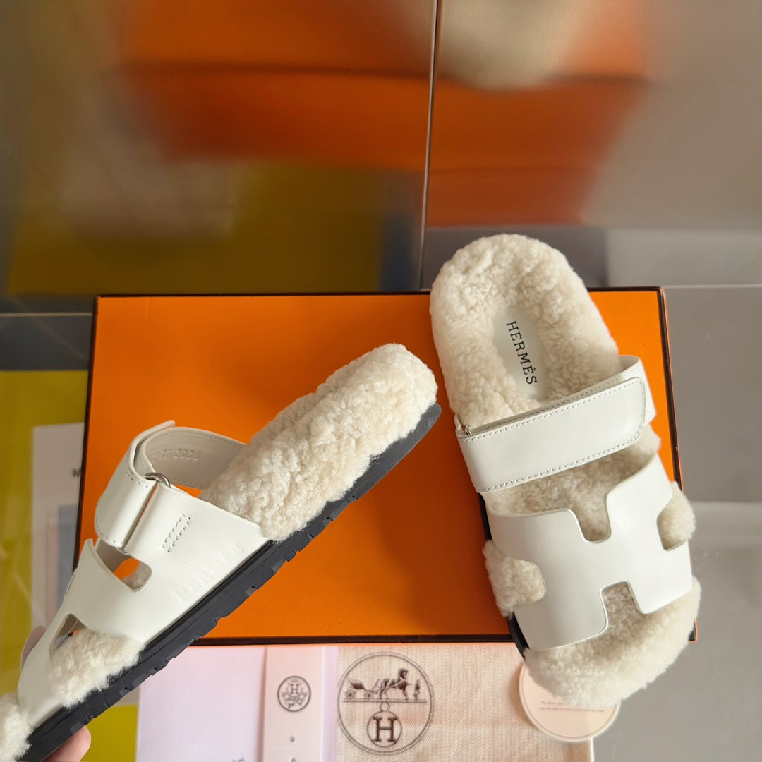 UA H**me5 Chypre sandal