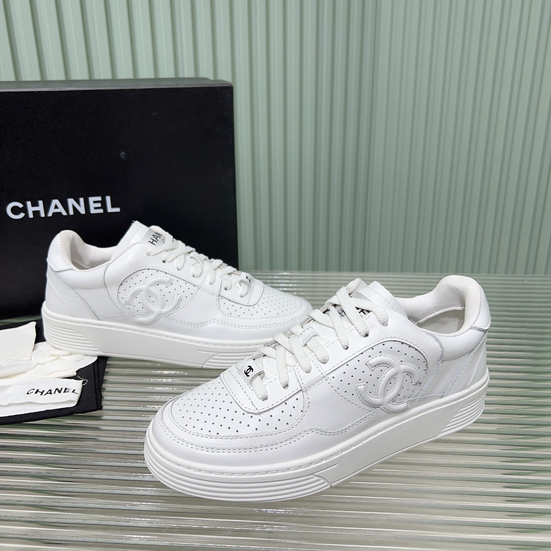 UA Ch**el SNEAKER