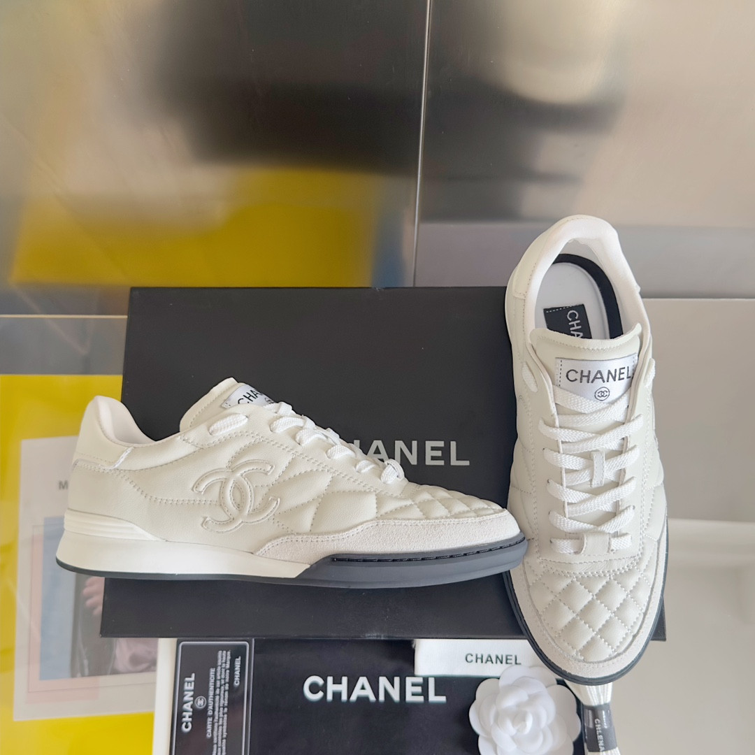 UA Ch**el SNEAKER