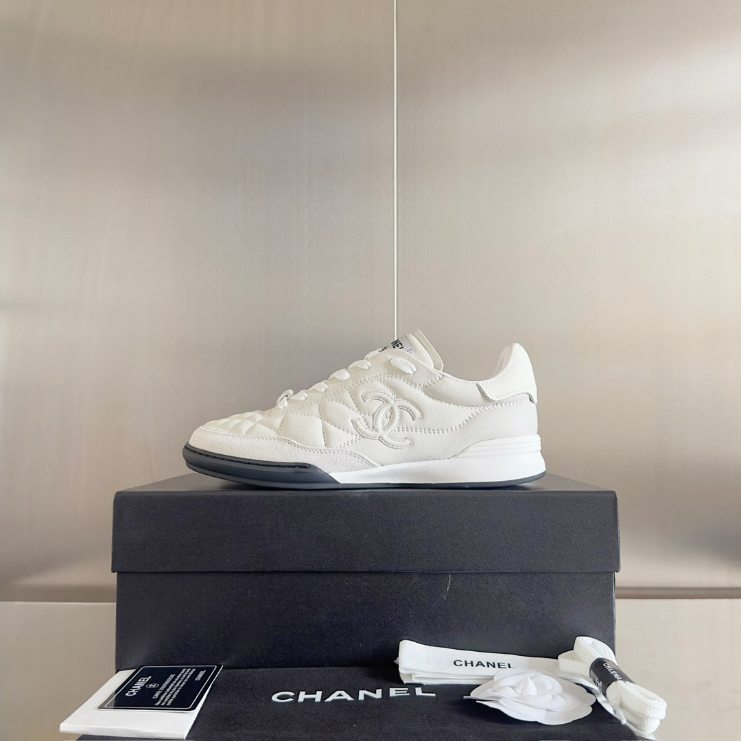 UA Ch**el SNEAKER