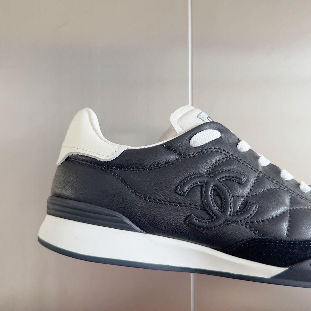 UA Ch**el SNEAKER