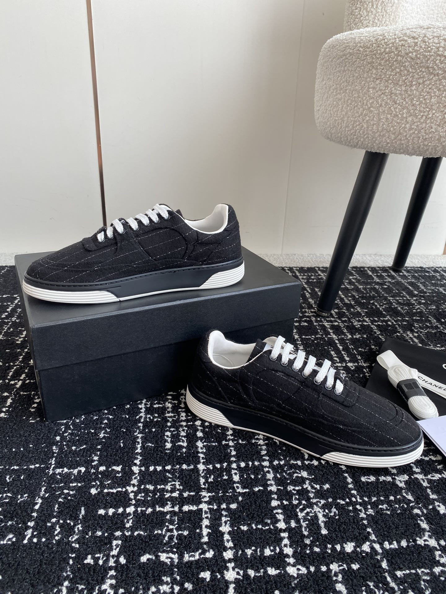 UA Ch**el SNEAKER