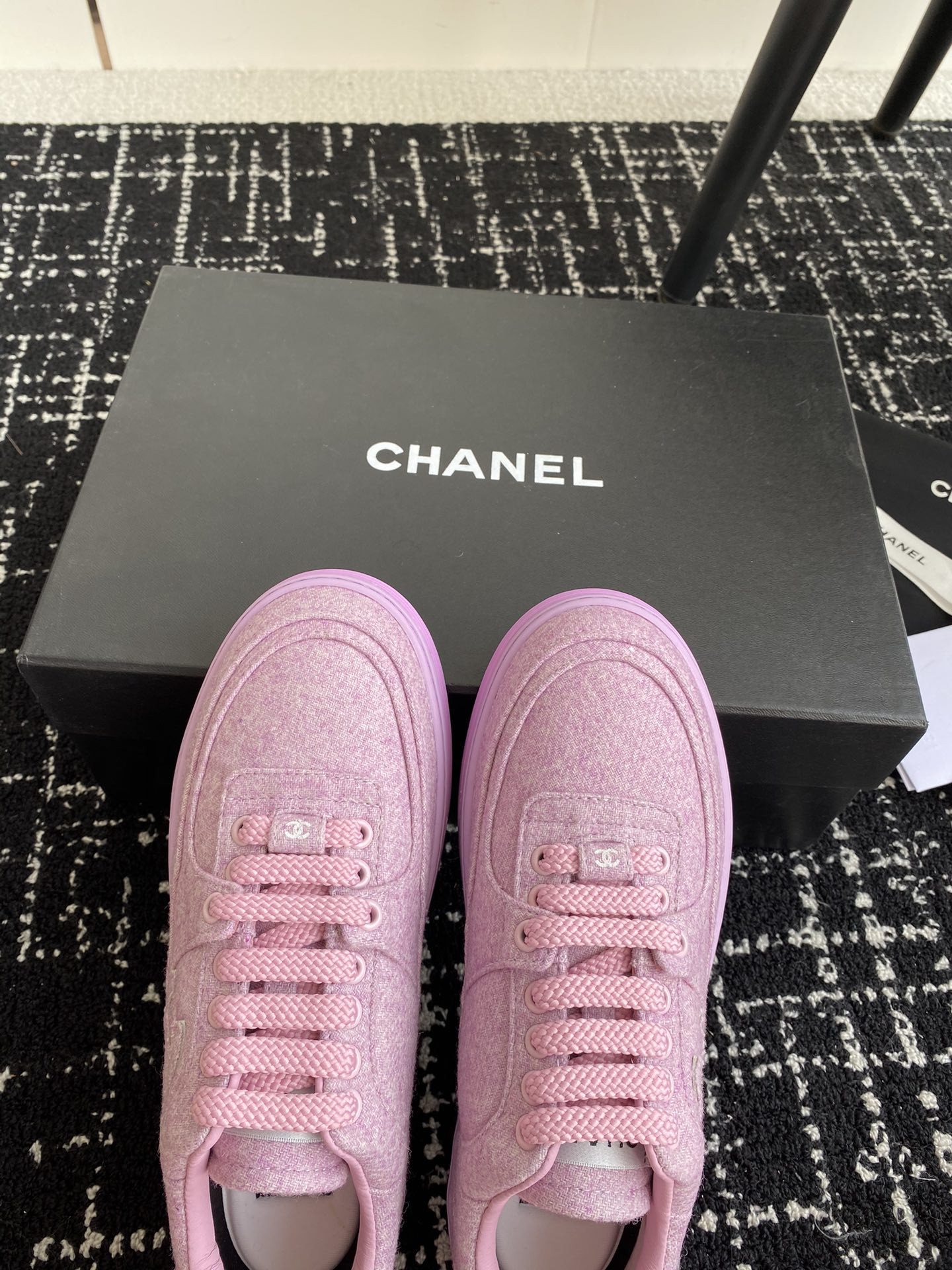 UA Ch**el SNEAKER