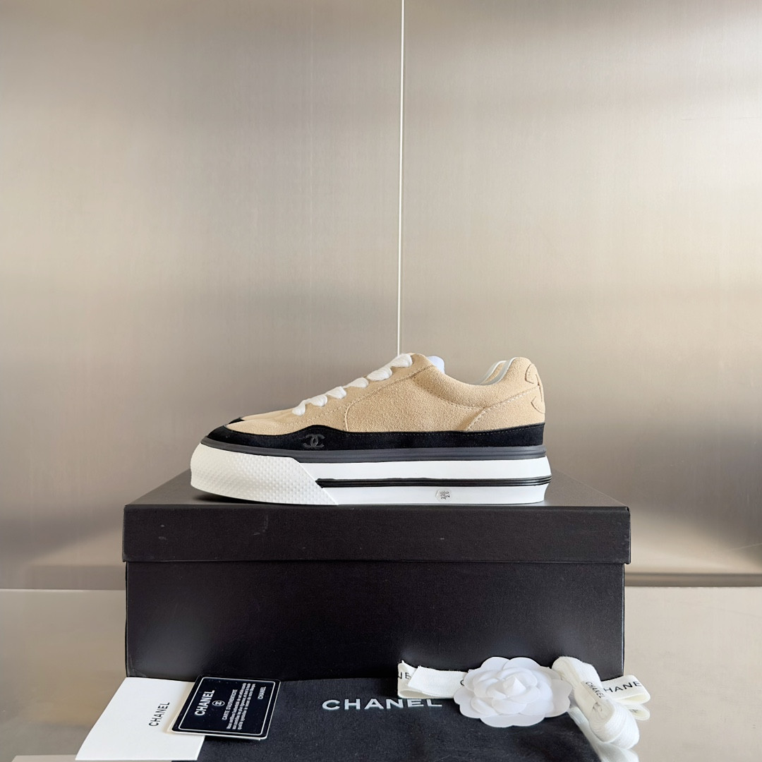 UA Ch**el SNEAKER