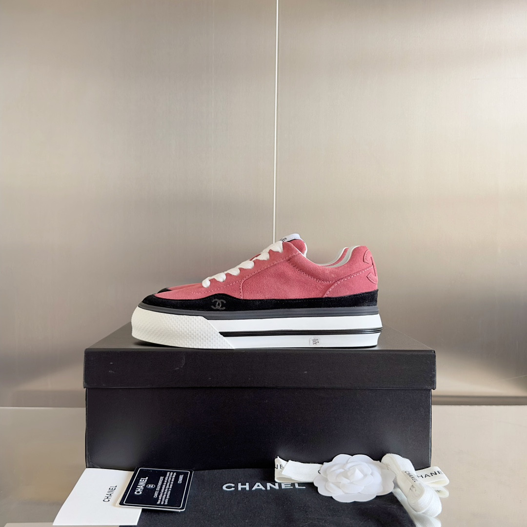 UA Ch**el SNEAKER