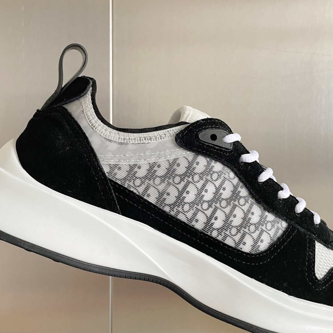 UA D10r B25 Runner Sneaker