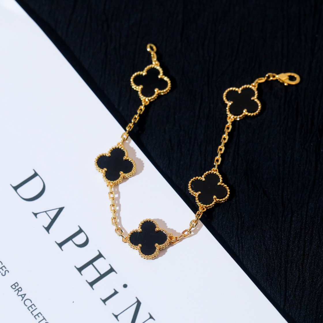 V*n Cl**f & Arpels Vintage Alhambra bracelet, 5 motifs 19cm