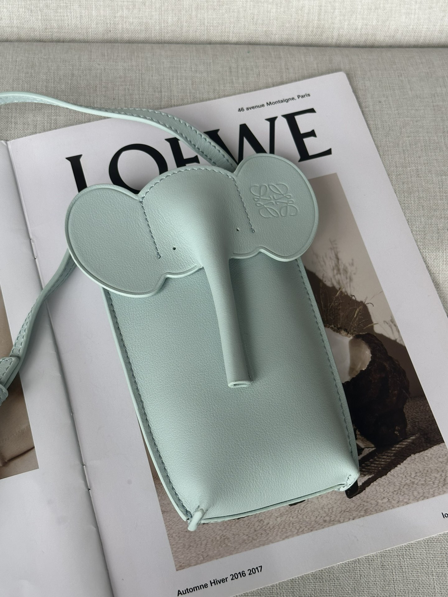 L0ew* Elephant Pocket in classic calfskin 18x8x4cm