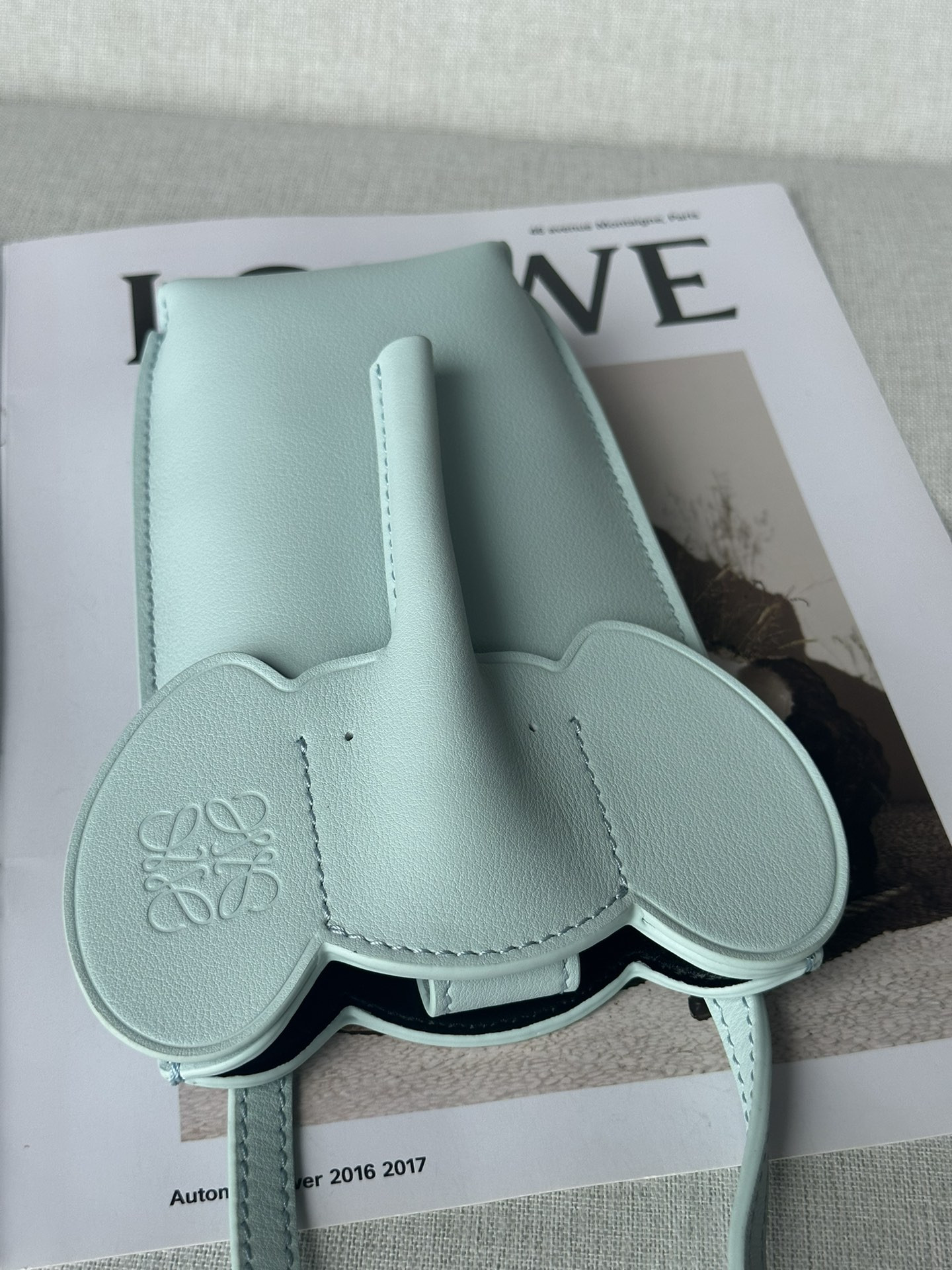 L0ew* Elephant Pocket in classic calfskin 18x8x4cm