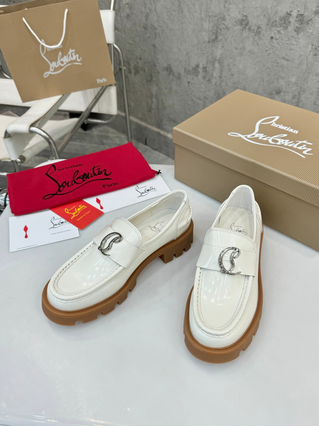 UA Chr1st1an Louboutin(CL) logo design,the latest runway version of the red-soled shoes