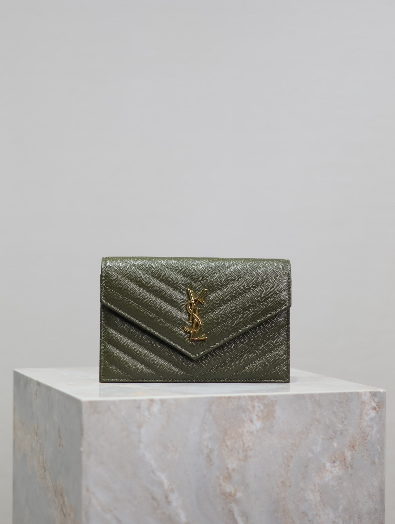 Y51 Cassandra WOC envelope chain wallet in grained poudre leather 19 x 12.5 x 3.5 cm