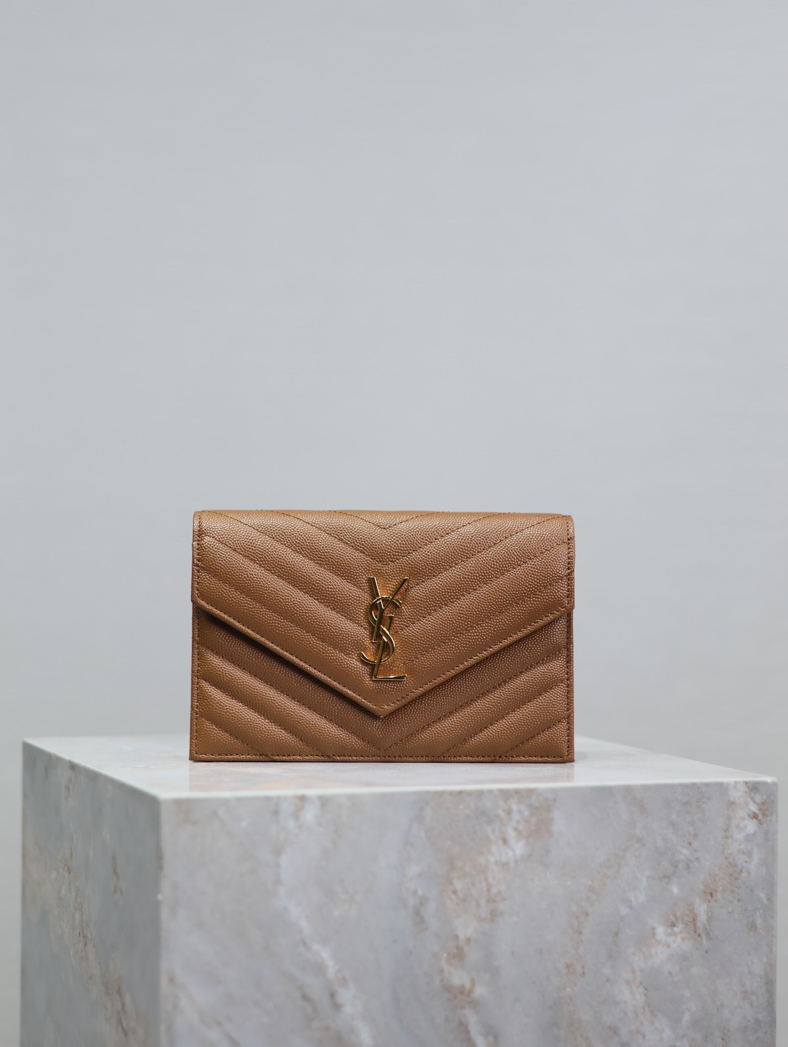 Y51 Cassandra WOC envelope chain wallet in grained poudre leather 19 x 12.5 x 3.5 cm