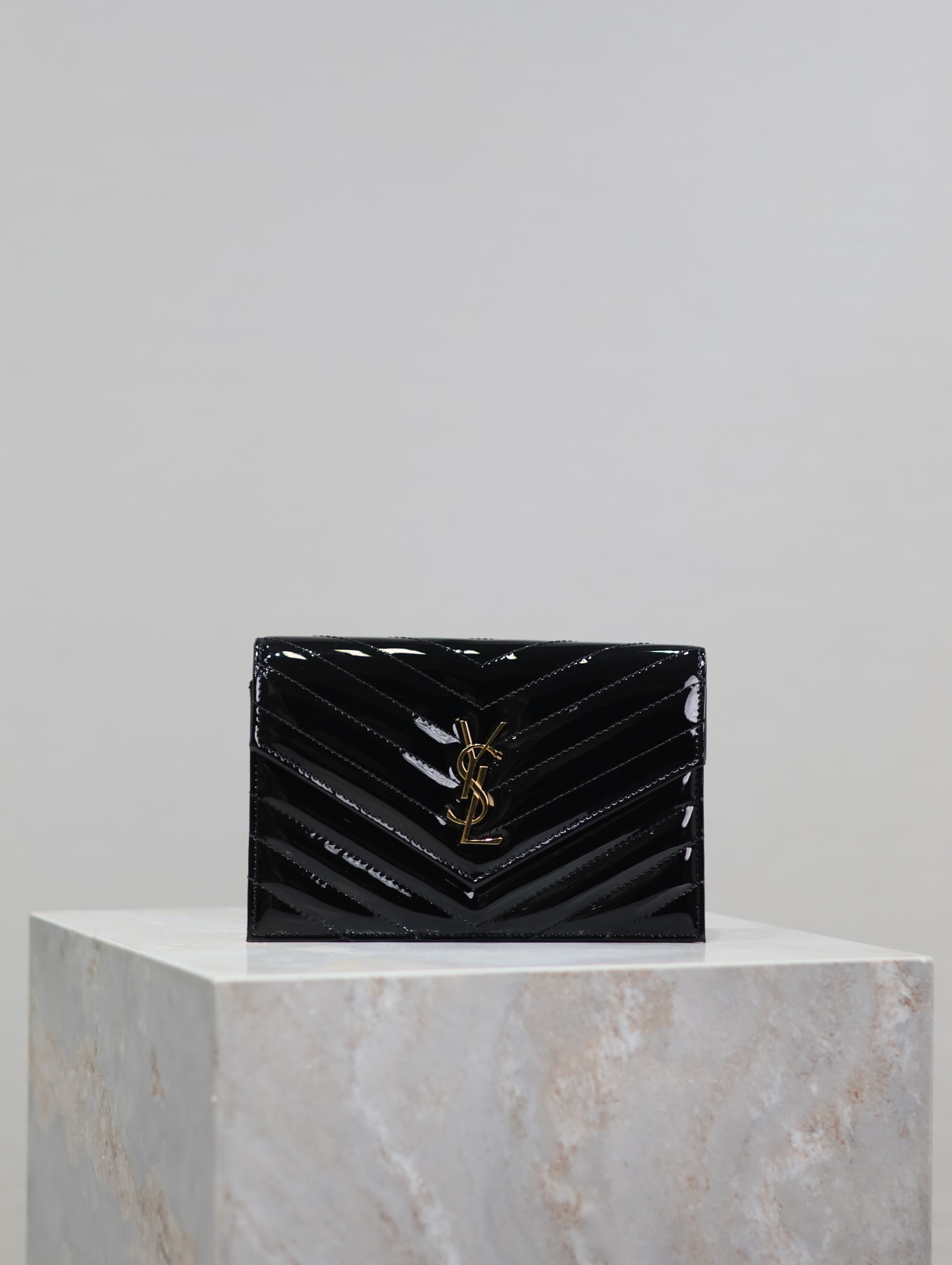 Y51 Cassandra WOC envelope chain wallet in patent leather 19 x 12.5 x 3.5cm