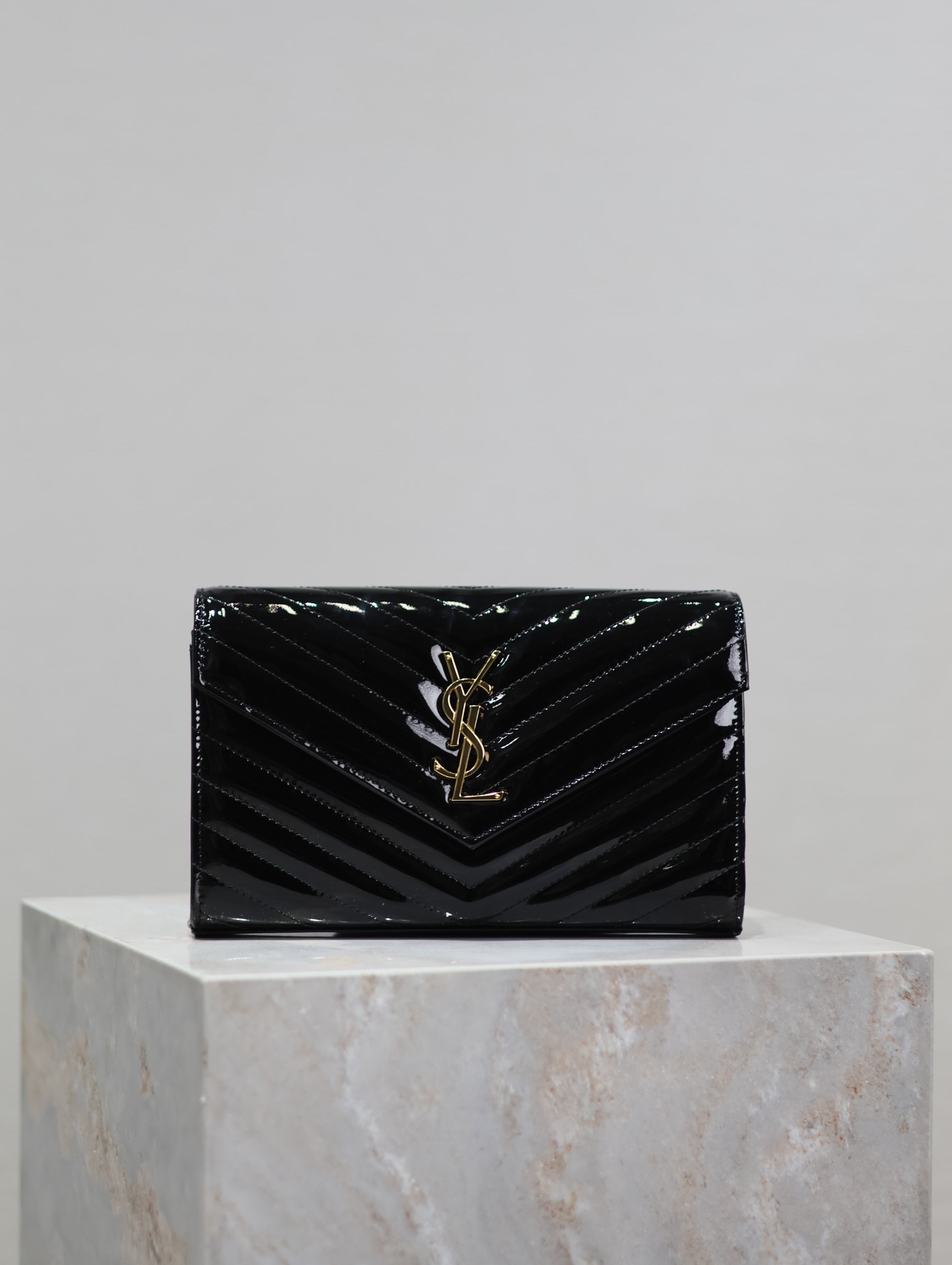 Y51 Cassandra Monogram Classic Chain Wallet in patent leather 22.5 x 14 x 4cm