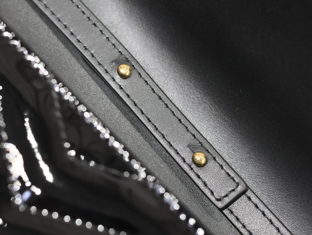 Y51 Cassandra Monogram Classic Chain Wallet in patent leather 22.5 x 14 x 4cm