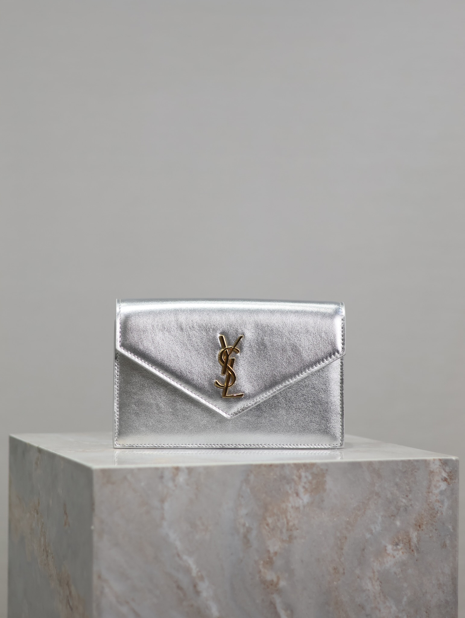 Y51 Cassandra WOC envelope chain wallet 19x12.5x3.5cm