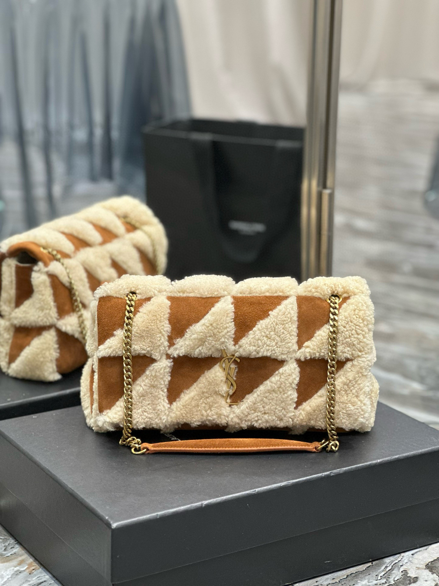 Y51 Jamie Medium in Suede and Shearling 25×15×7.5cm