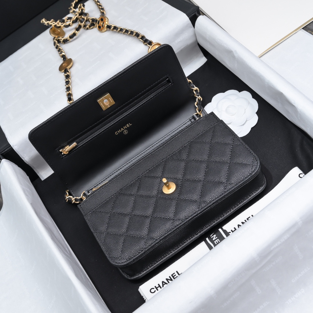 Ch**el WOC CLASSIC WALLET ON CHAIN 19cm