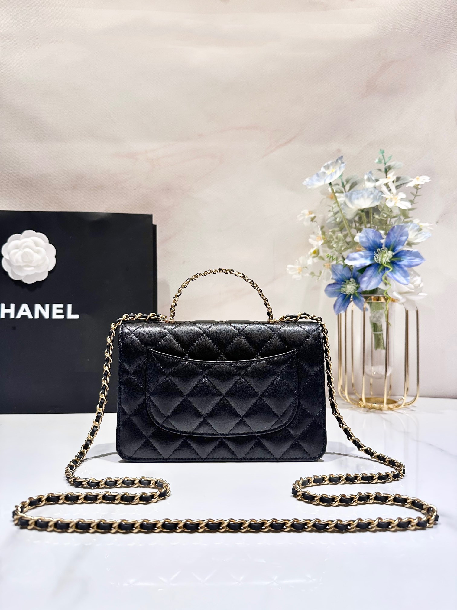 Ch**el WOC CLASSIC WALLET ON CHAIN 19cm