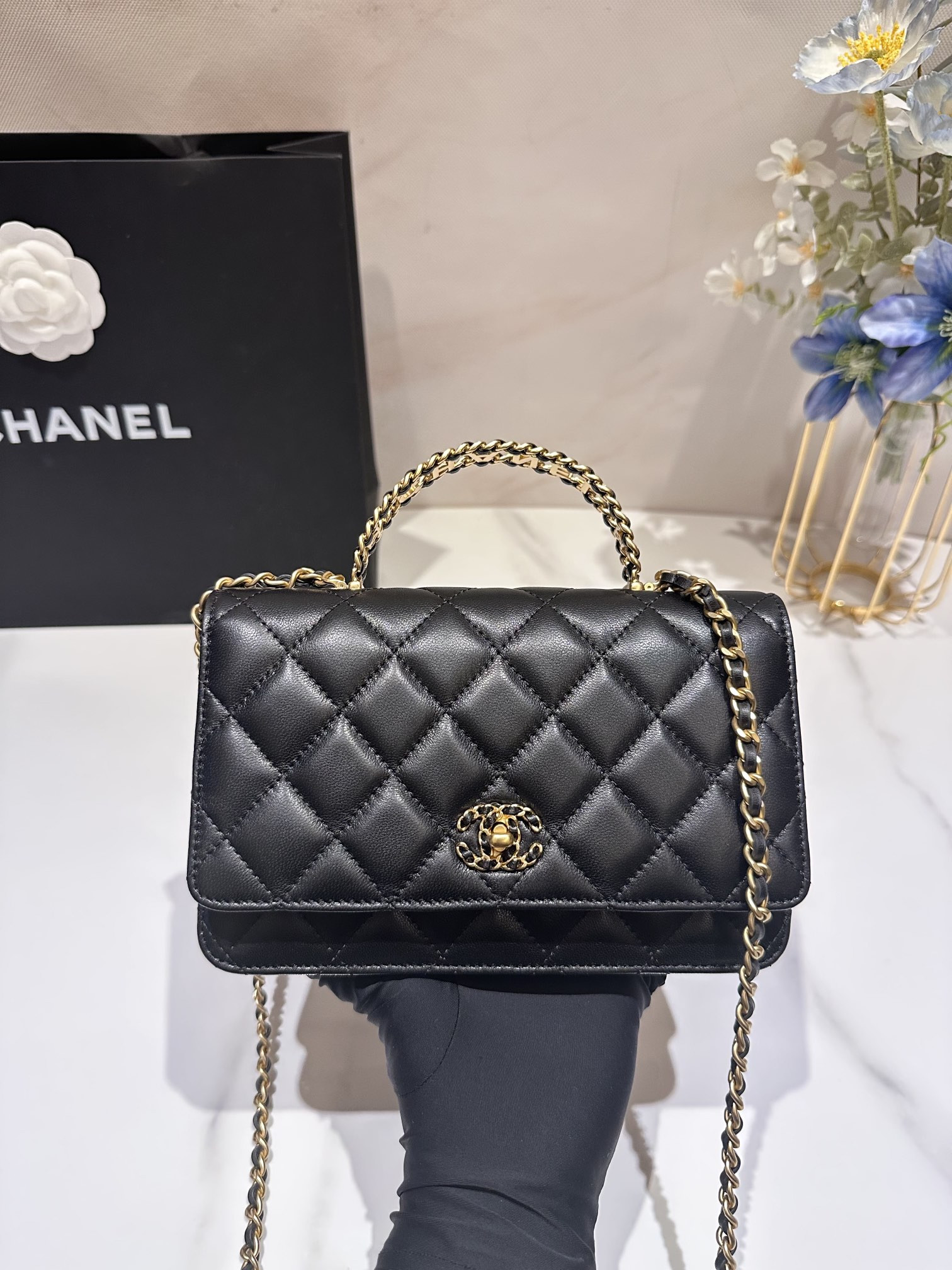 Ch**el WOC CLASSIC WALLET ON CHAIN 19cm