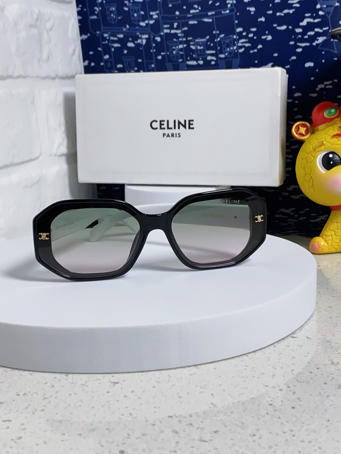 Ce1i*e Glasses