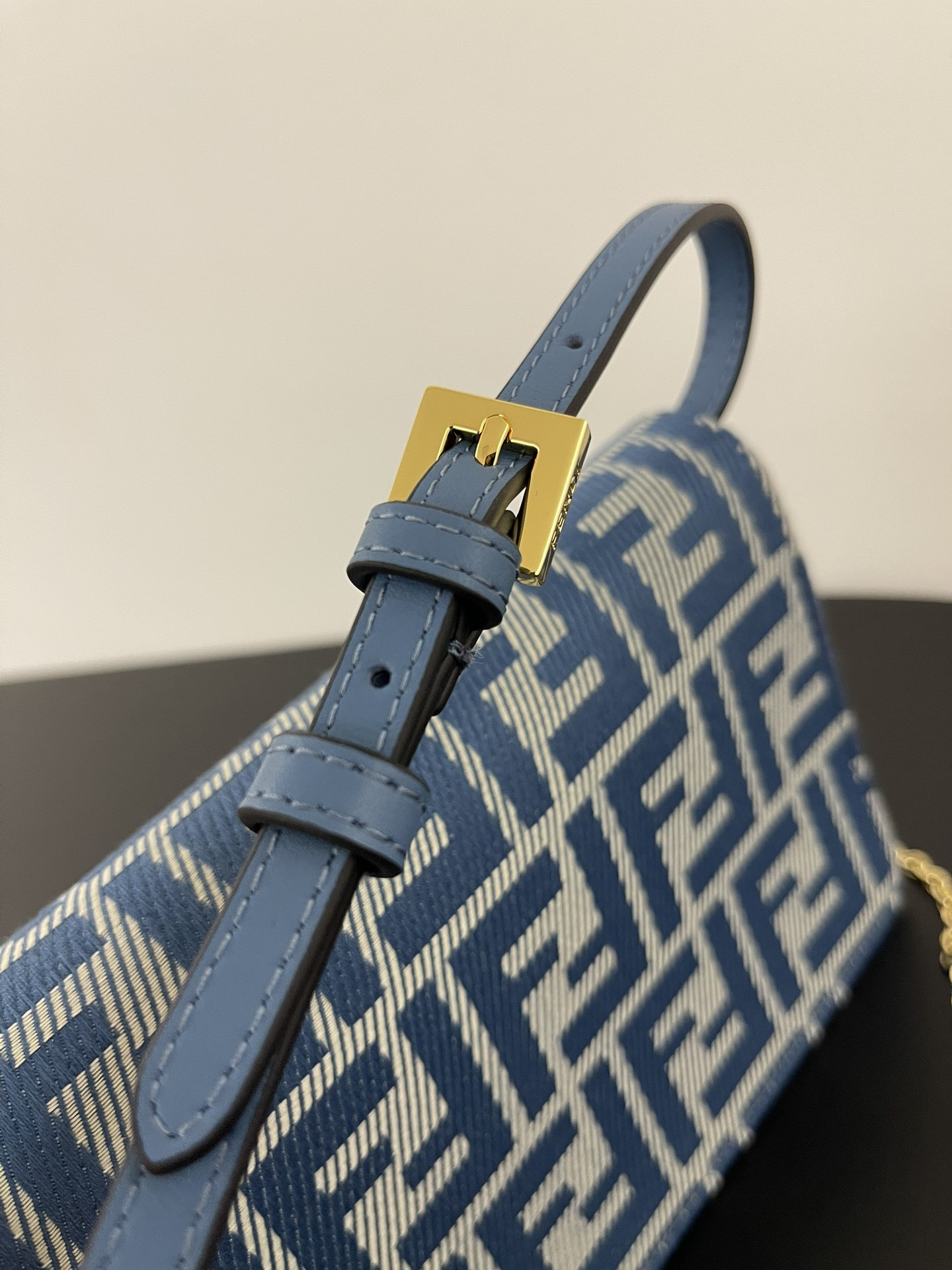 f**di baguette blue De*1m effect ff jacquard bag 15x6x27 cm