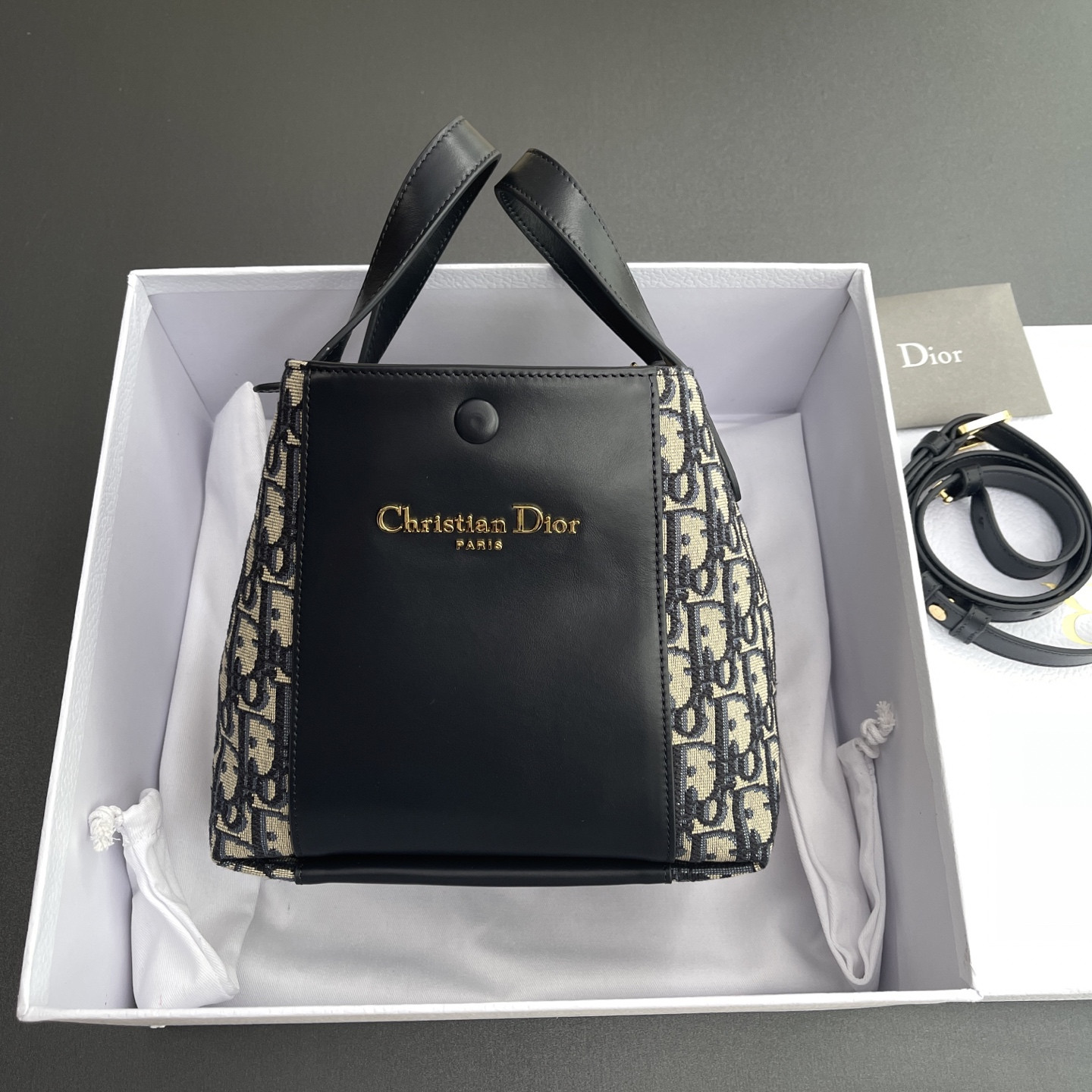 D10r Small Signature Bucket Bag 21x19x11cm
