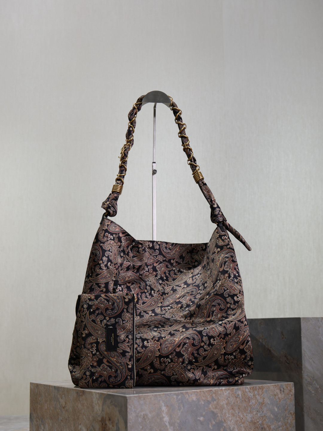 Y51 Amalia (silk twill) 42x50x1cm