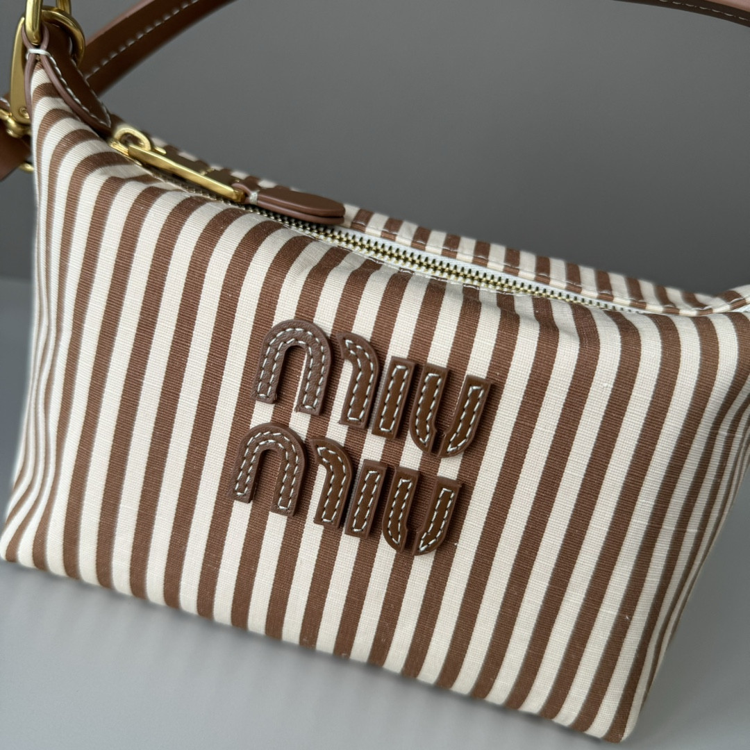 M1v M1v jacquard fabric pouch with logo 14x18.5x10cm