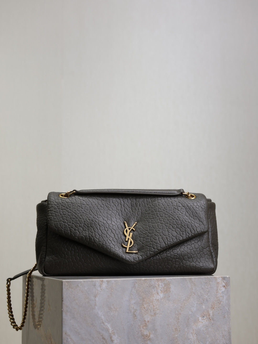 Y51 CALYPSO medium in grained lambskin 800916 30x15x7.5cm