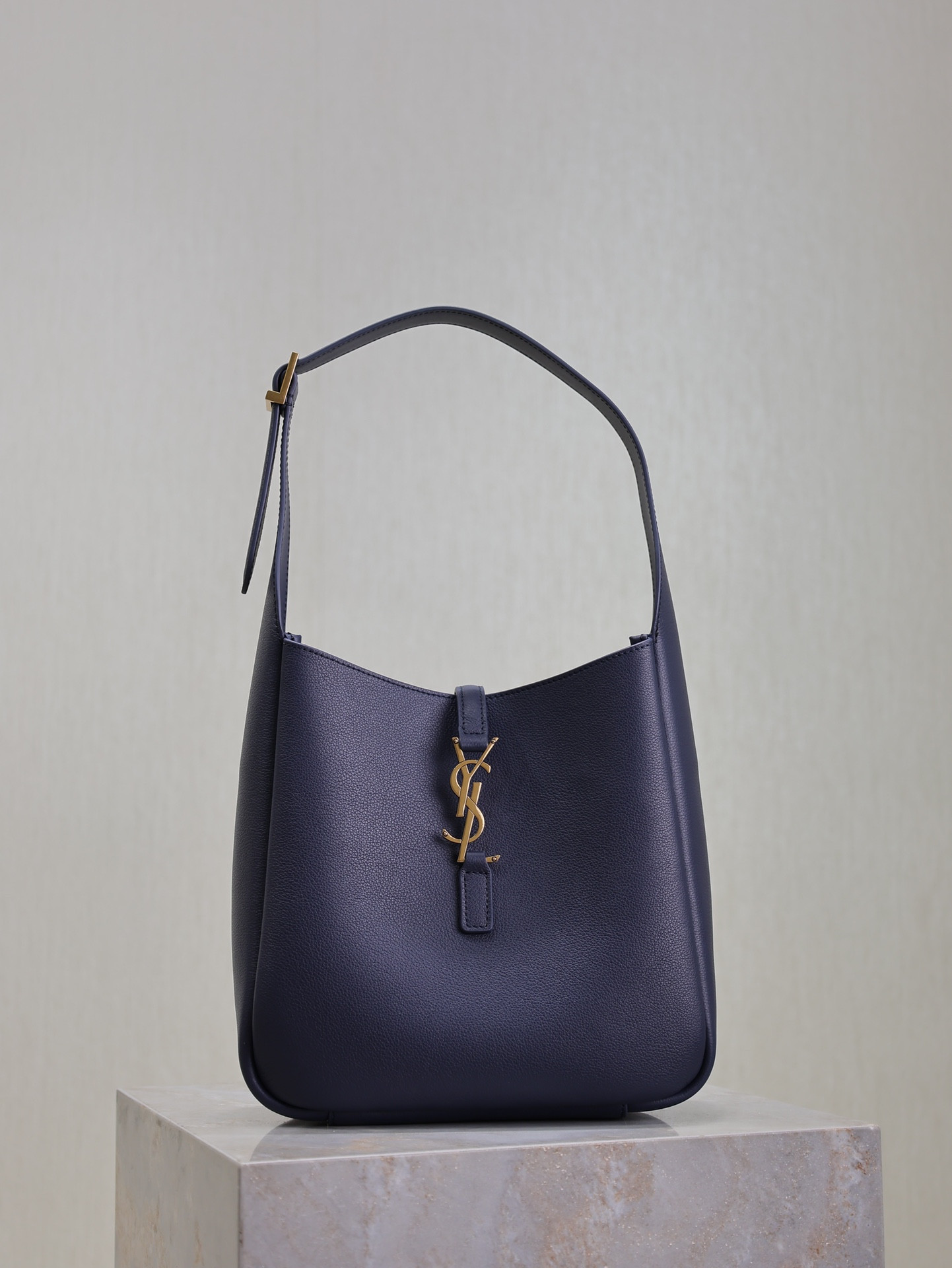Y51 LE 5 À 7 S*pple small IN GRAINED LEATHER 23x22x8.5cm