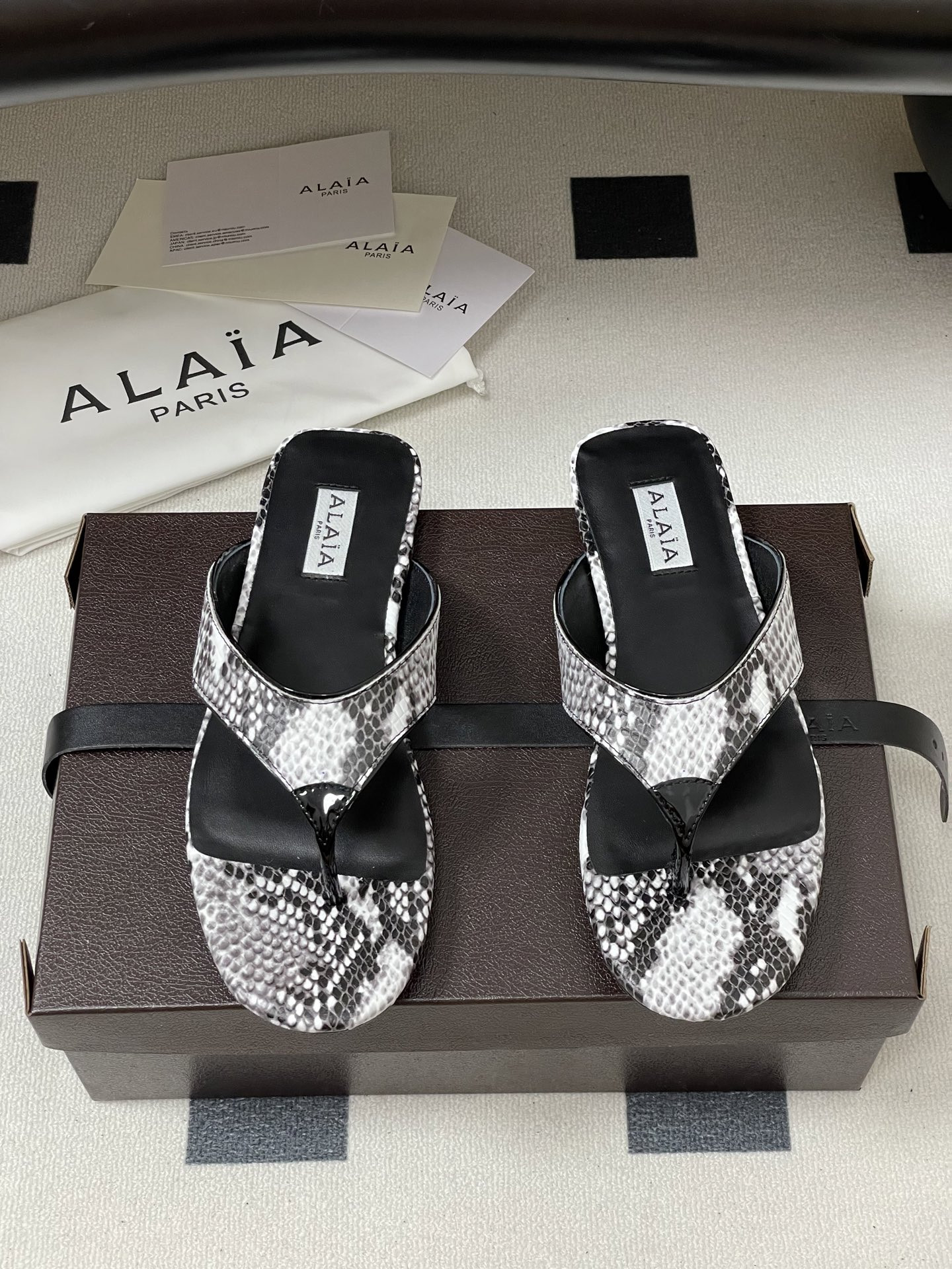ua a1a1a triangle flat slides(cusT0mized size 7-10 days production time)
