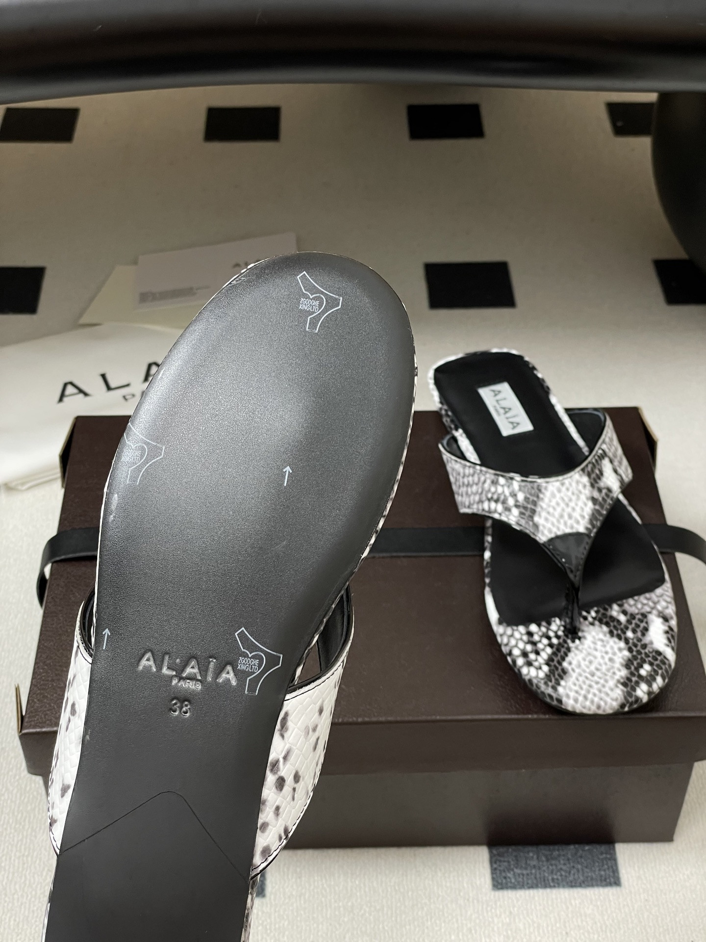 ua a1a1a triangle flat slides(cusT0mized size 7-10 days production time)